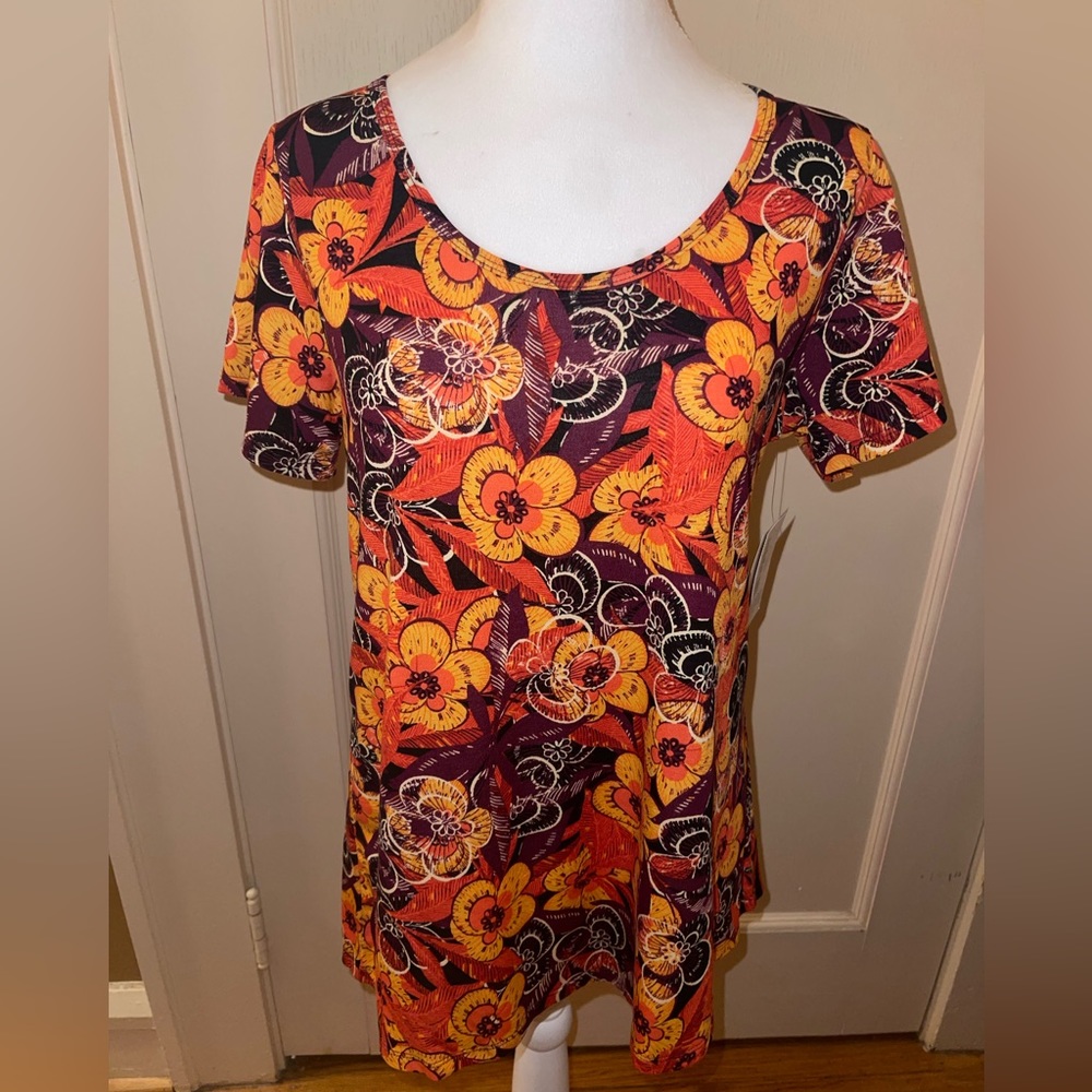 BNWT Lularoe Small Classic Tee